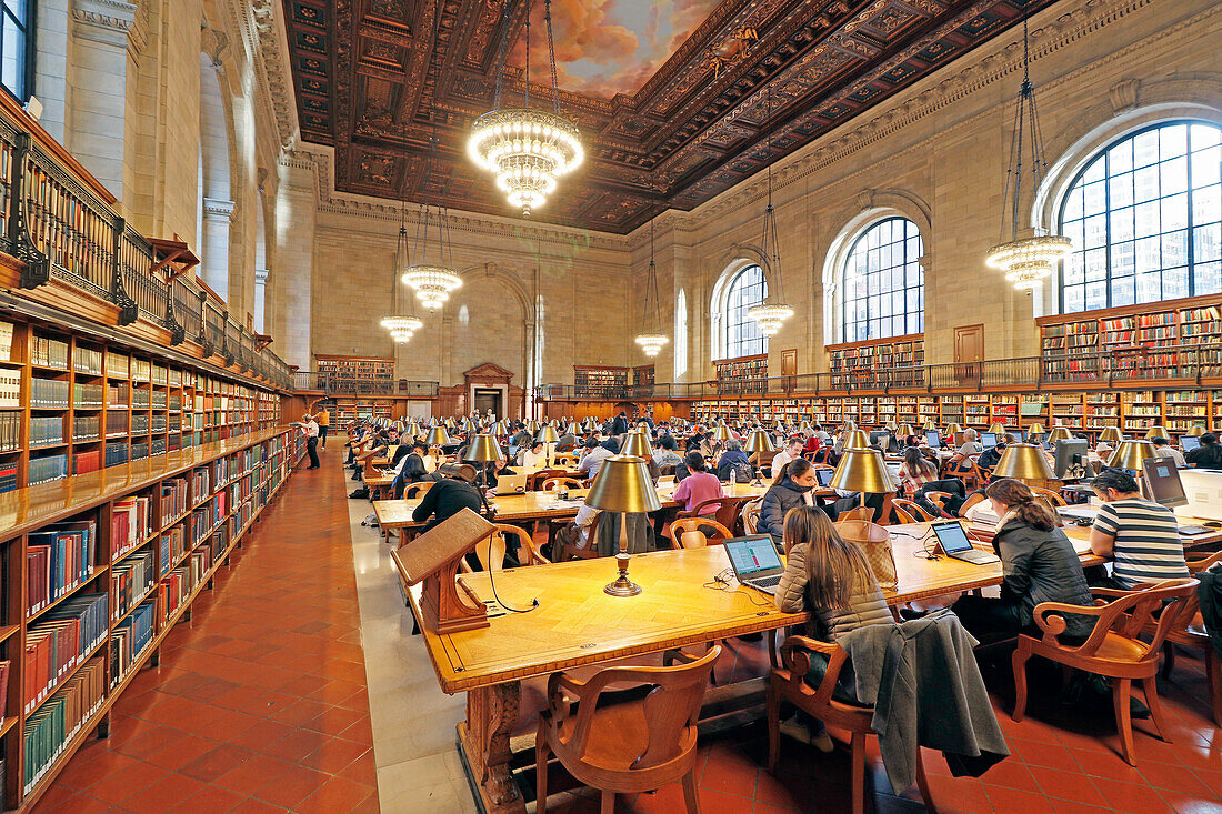 USA. New York City. Manhattan. Die öffentliche Bibliothek von New York.  Der Rose Main Reading Room. Studenten und Menschen bei der Arbeit.