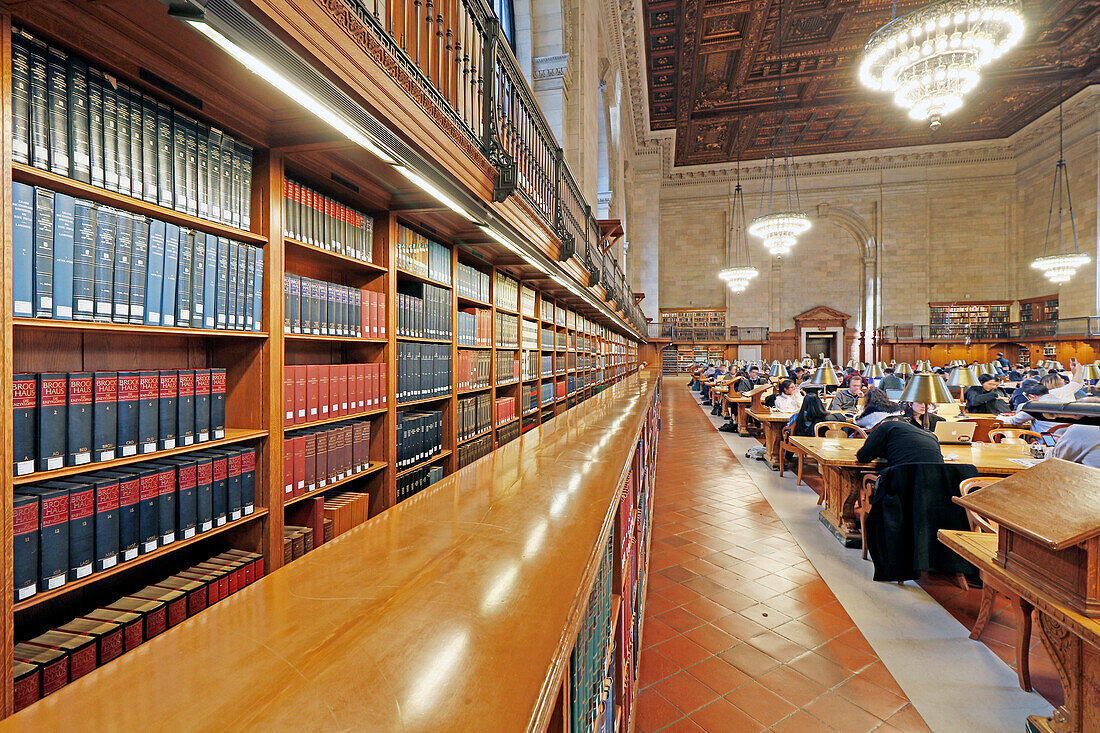 USA. New York City. Manhattan. Die öffentliche Bibliothek von New York.  Der Rose Main Reading Room. Studenten und Menschen bei der Arbeit.