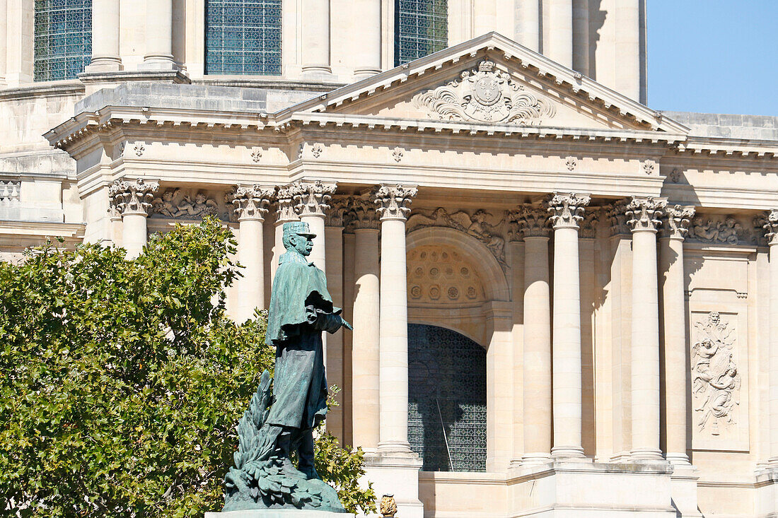 La France. Paris. 7th district. Les Invalides. Statue representing the Marshal Gallieni (sculptor unknown) in the foreground. Les Invalides in the background.