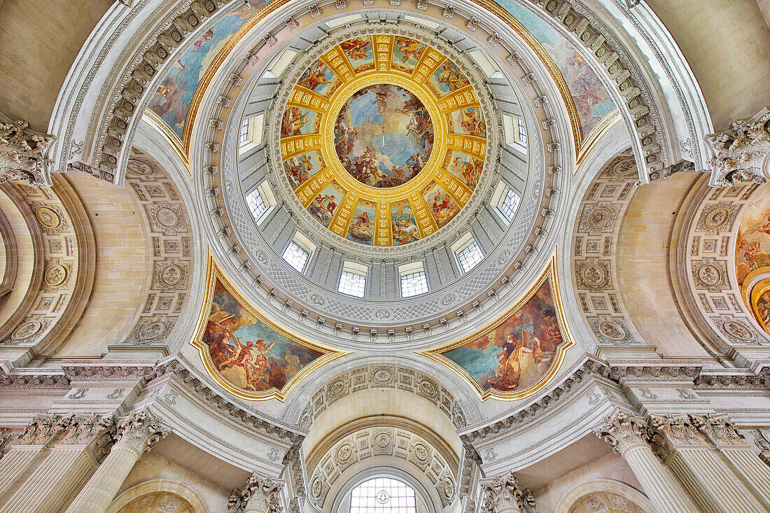 France. Paris. 7th district. Hotel invalid. Army museum. Tomb of Napoleon 1st. Ceilings and dome.