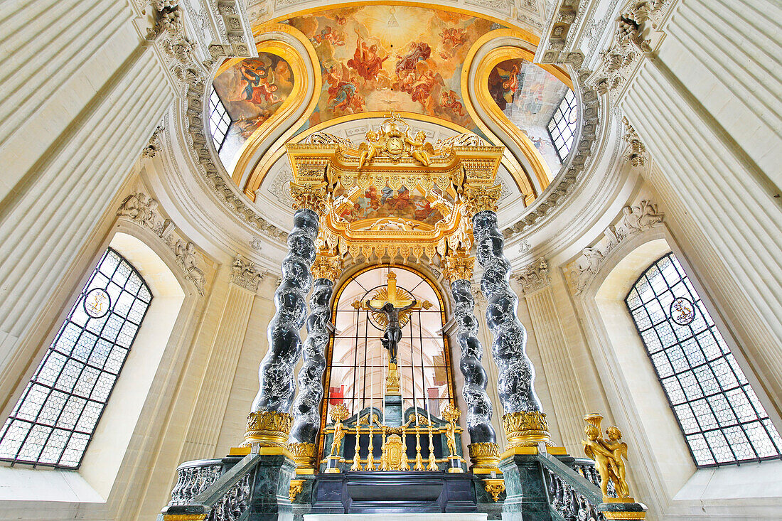 France. Paris. 7th district. Hotel invalid. Army museum. Napoleon's tomb. The high altar with a canopy.