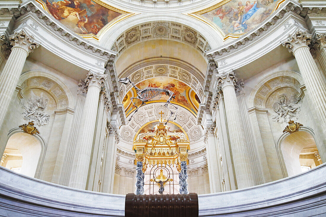 Frankreich. Paris. 7. Bezirk. Hotel Invalide. Armeemuseum. Das Grab von Napoleon. Der Hochaltar mit Baldachin.