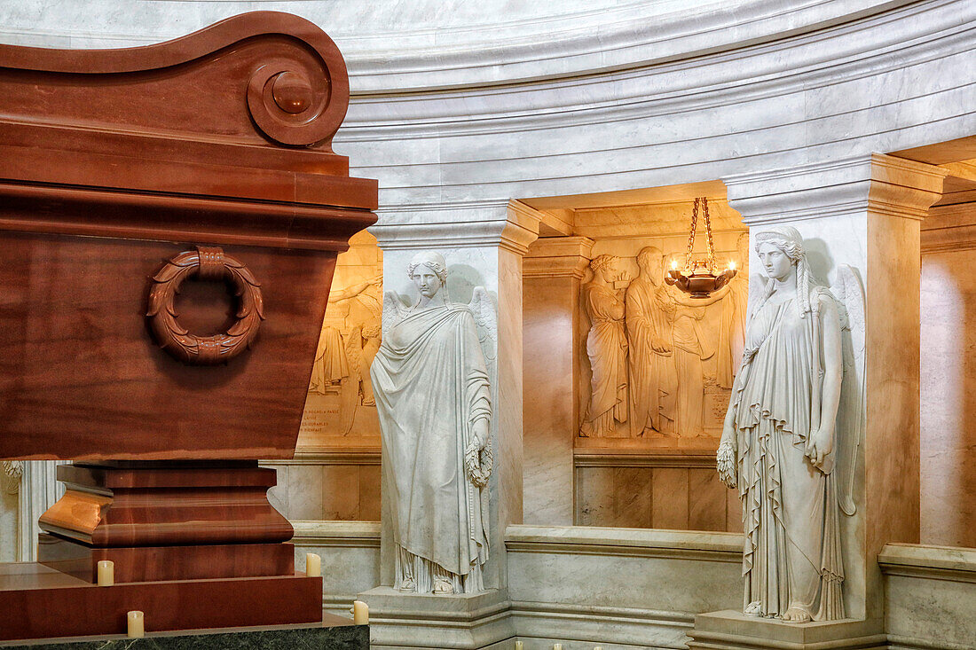 France. Paris. 7th district. Hotel invalid. Army museum. Napoleon's tomb. Sculptures representing the 12 allegories of victory,by Jean-Jacques Pradier. In the foreground,the tomb of Napoleon 1st.