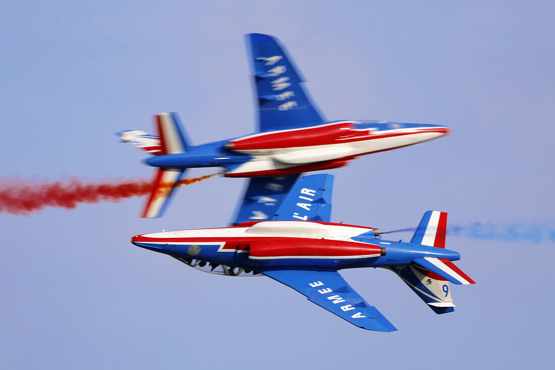 Frankreich. Seine und Marne. Melun. Flugshow 2021. Luftakrobatikvorführung der Patrouille de France. Hochgeschwindigkeitsüberflug von zwei Alpha Jets.