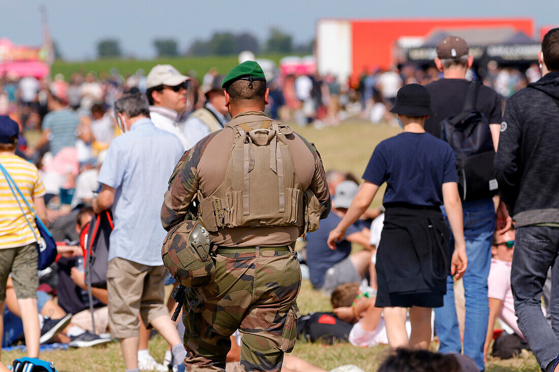 Frankreich. Seine und Marne. Melun. Flugshow 2021. Militärpatrouille in der Menge (Plan Vigipirate).