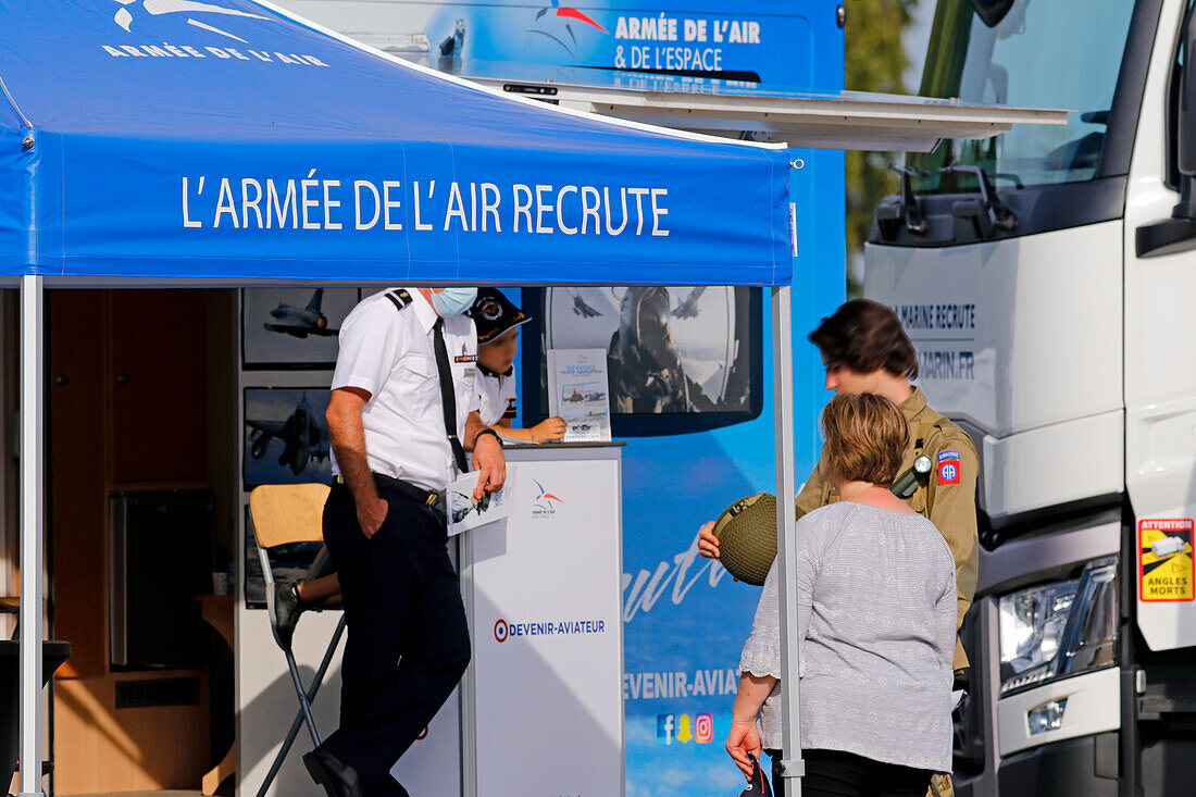 Frankreich. Seine und Marne. Melun. Flugshow 2021. Luftwaffe. Rekrutierungsstand für junge Freiwillige.