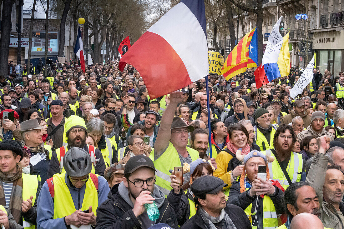 2. März 2019. Paris. Demonstration der „Gelbwesten“ gegen die Politik der Regierung Macron. Akt 16. Demonstranten rue d'Alesia