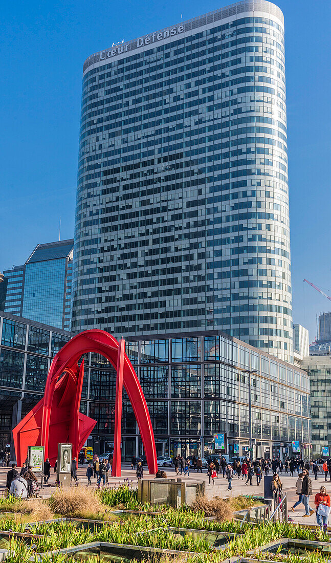 Grand Paris (Großraum Paris), Büroviertel La Defense, Gebäude Coeur Defense (CB11) (2001) und Skulptur von Alexandre Calder (Araignee Rouge ou Grand Stabile Rouge) 1976 (Rote Spinne)