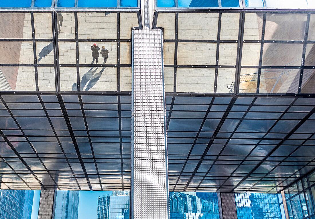 Grand Paris (Großraum Paris), Büroviertel La Defense, Spiegelungen auf dem Glas eines Gebäudes an der Esplanade