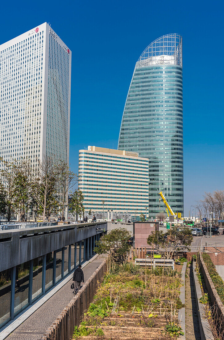 Grand Paris (Großraum Paris), Büroviertel La Defense, Gemüsegarten am Fuße des Tour Egee (Hauptsitz der Gruppe Elior) und T1 (Engie), und das Hotel Pullman