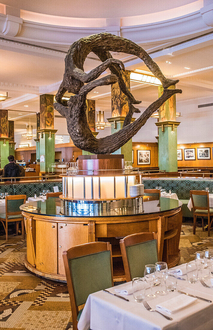 Paris Montparnasse,14eme arrondissement,Restaurant La Coupole (Art-déco-Stil) mit der Skulptur "La Terre" von Louis Derbre