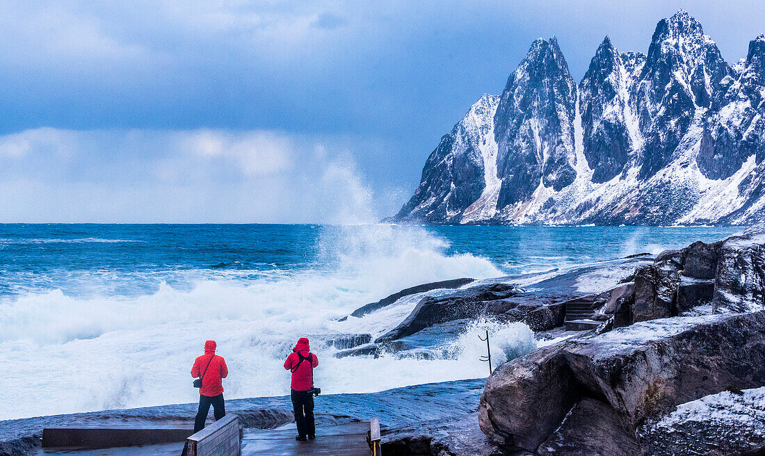 Norwegen,Stadt Tromso,Insel Senja,Tungenesset-Gebirge (Teufelszähne),vom Steinfjord aus gesehen