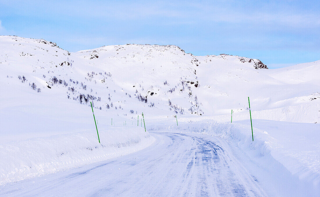 Norwegen,Stadt Tromso,Insel Senja,verschneite Straße