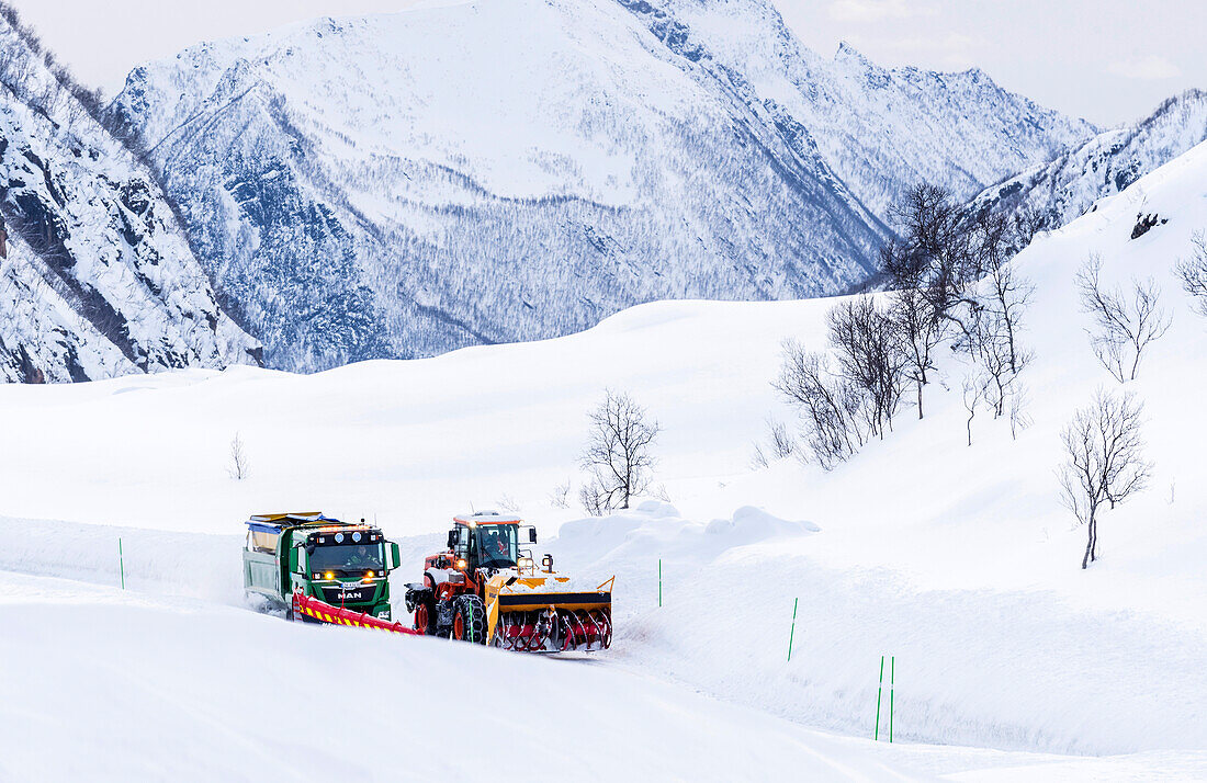 Norwegen,Stadt Tromso,Insel Senja,Enteisung einer Fahrbahn