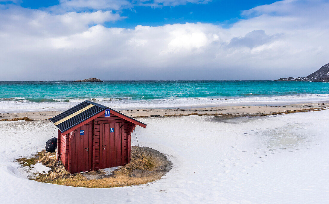 Norwegen,Stadt Tromso,Insel Senja,Nebengebäude am Ufer eines Fjordes