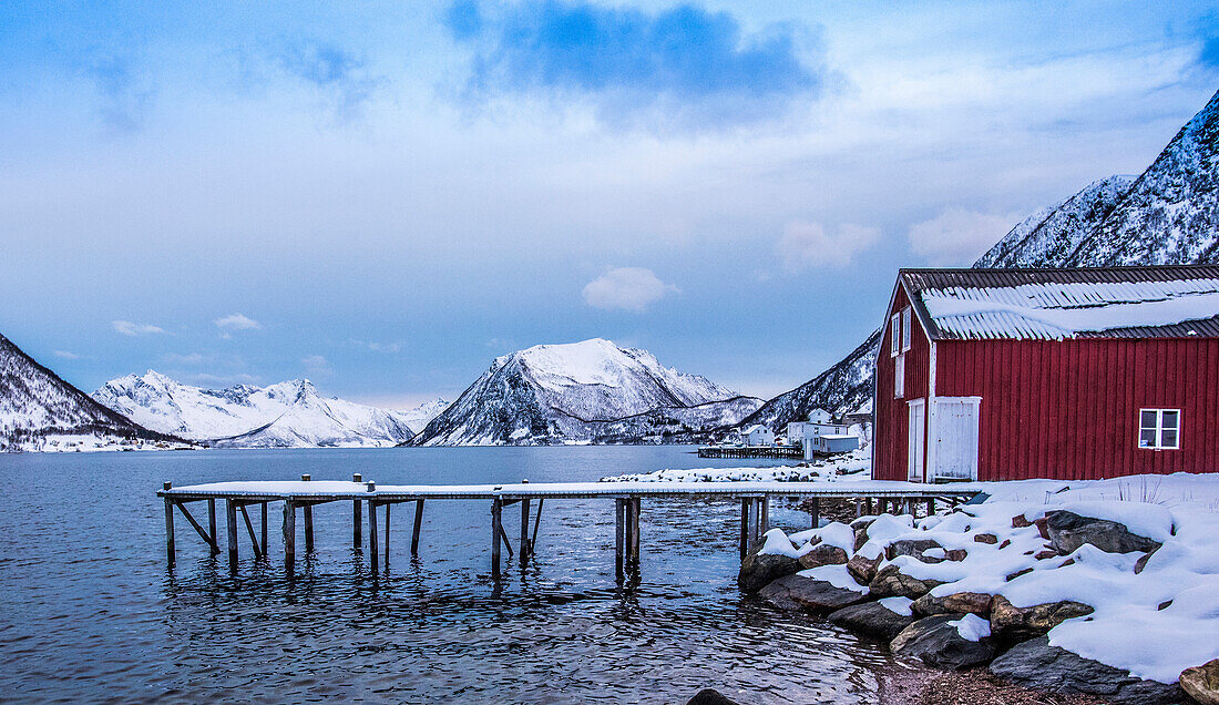 Norwegen,Stadt Tromso,Insel Senja,Fischerhafen am Ende eines Fjordes