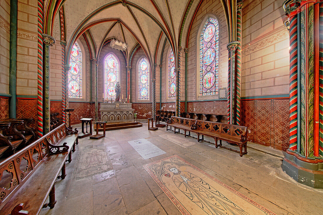 Frankreich. Normandie. Departement Manche. Coutances. Kathedrale von Coutances. Die Kapelle der Circata. Im Vordergrund: das Grab von Jacques Louis Daniel, Bischof von Coutances und Avranches.