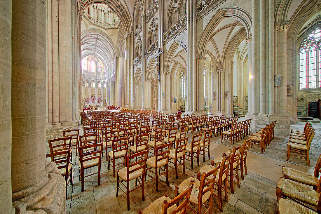 Frankreich. Normandie. Departement Manche. Coutances. Die Kathedrale. Das Kirchenschiff. Im Hintergrund betet eine Frau.