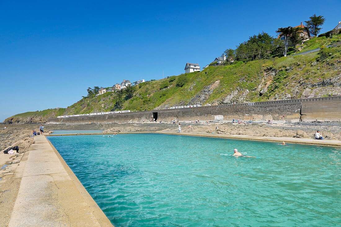 Frankreich. Normandie. Departement Manche. Granville im Sommer. Rückläufige Flut. Blick von der Küste und einem Teil des Strandes.