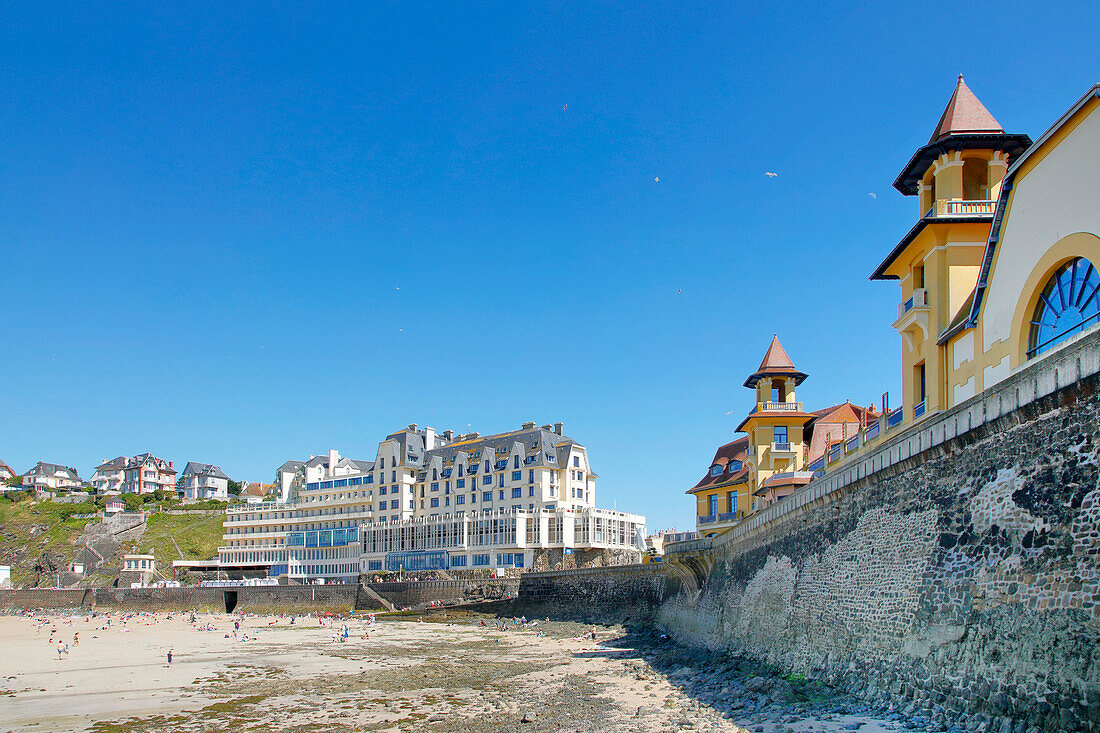 Frankreich. Normandie. Departement Manche. Granville im Sommer. Blick auf die Küste und einen Teil des Strandes. Gefährliche Felsen durch herabfallende Steine und Felsen. Schild „Lebensgefahr“.