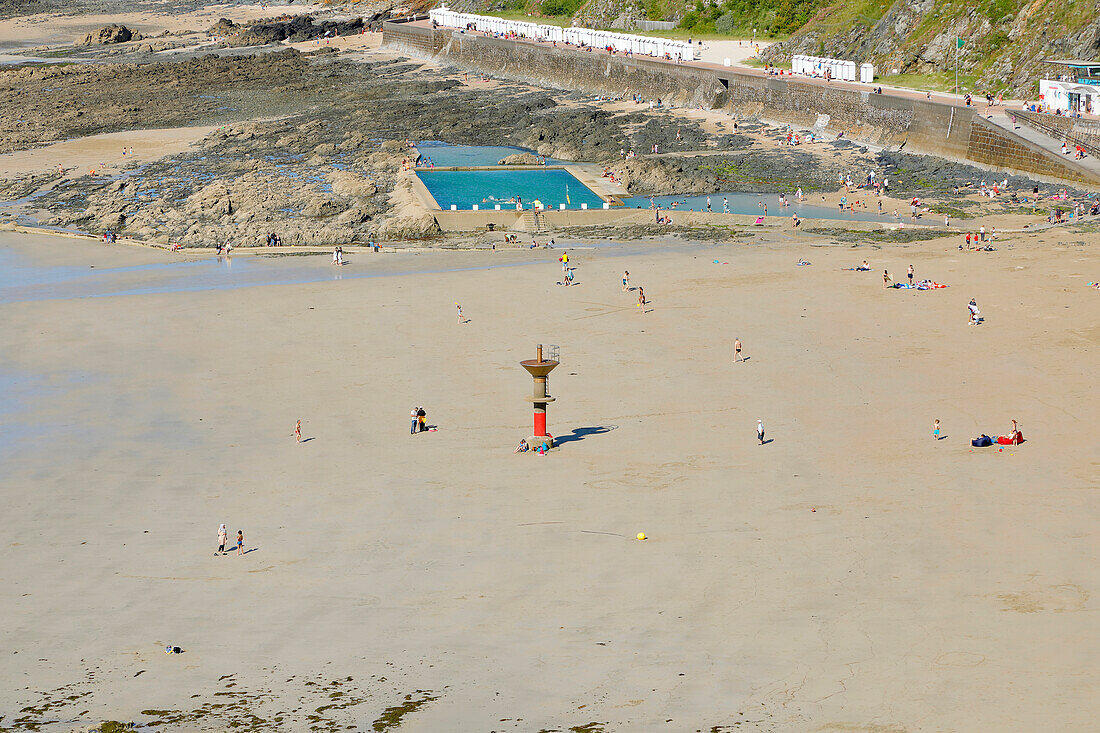 France. Normandy. Department of Manche. Granville during the summer. View of the beach from the upper town. Tourists walking around.