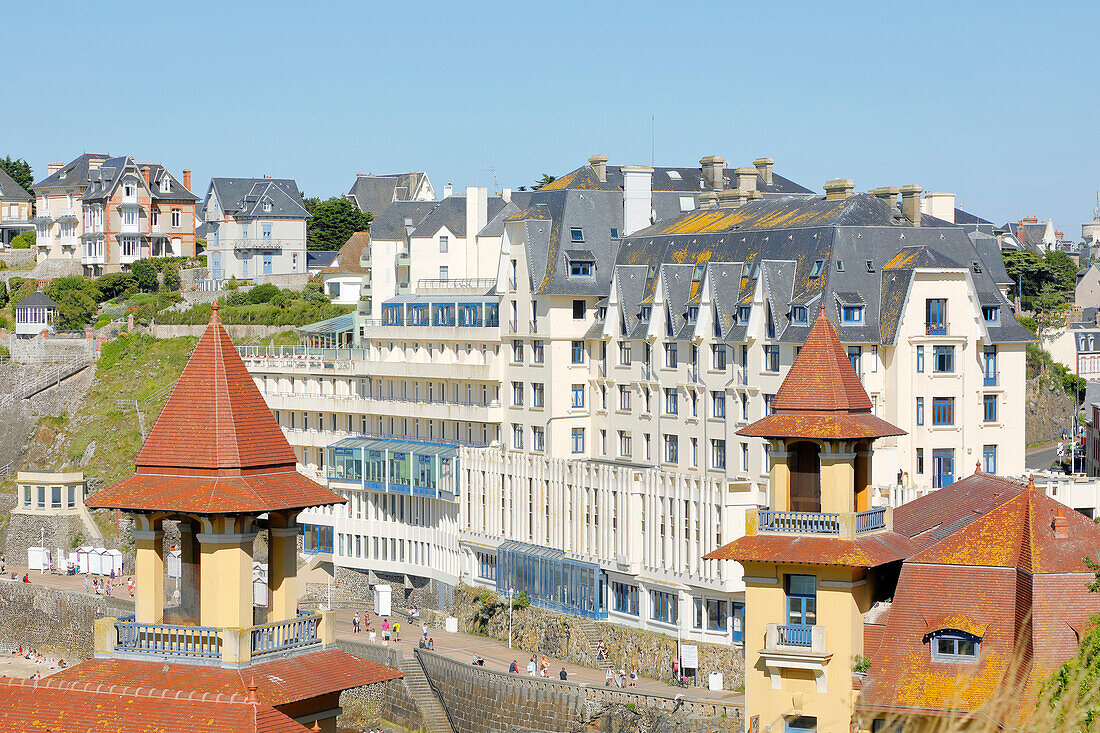 Frankreich. Normandie. Departement Manche. Granville im Sommer. Blick auf das Kasino (im Vordergrund) und auf das Rehabilitationszentrum Le Normandy von der Oberstadt aus.