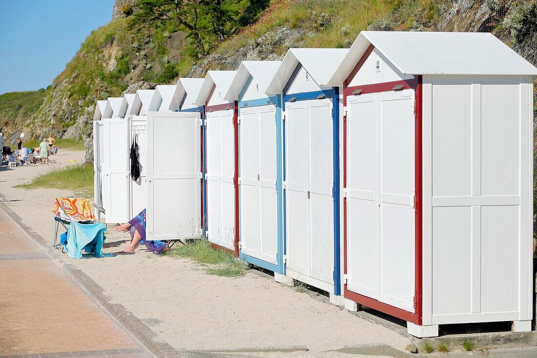 Frankreich. Normandie. Departement Manche. Granville im Sommer. Der Damm. Die Badekabinen. Frau sonnt sich versteckt in ihrer Kabine.