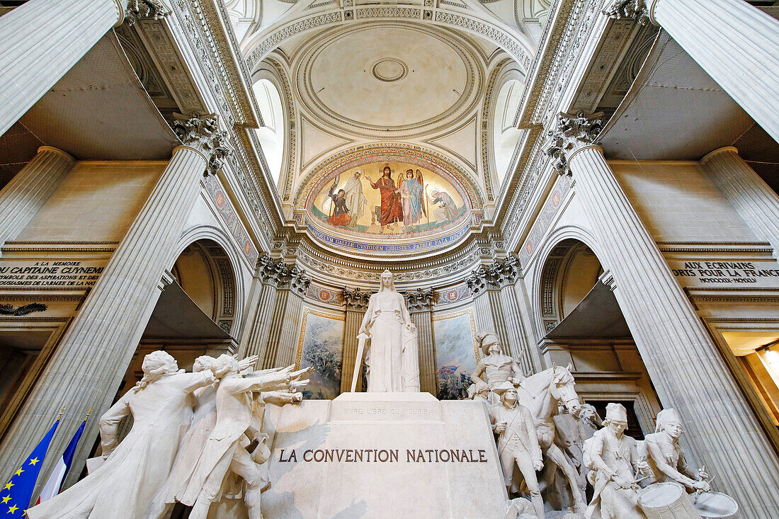 Frankreich. Paris. 5. Bezirk. Das Pantheon. Skulptur Der Nationalkonvent, von Francois Leon Sicard. Gemälde Christus zeigt dem Engel von Frankreich die Schicksale seines Volkes, von Antoine Auguste Ernest Hebert, oben.