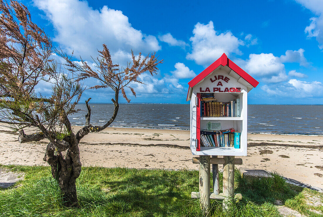 Frankreich,Gironde,Arcachon-Bucht,Lanton,Bücherhütte am Strand von Lanton