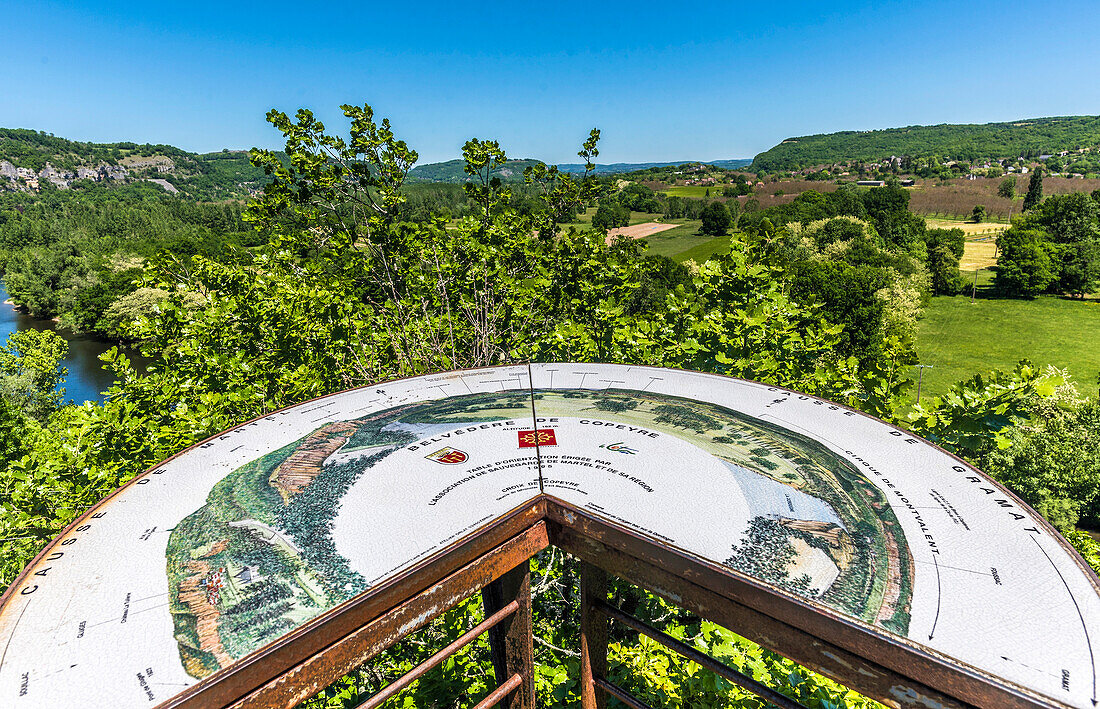 Frankreich,Occitanie,Quercy,Lot,Martel,Blick auf den Cirque de Montvalent vom Belvedere de Copeyre,Orientierungstisch