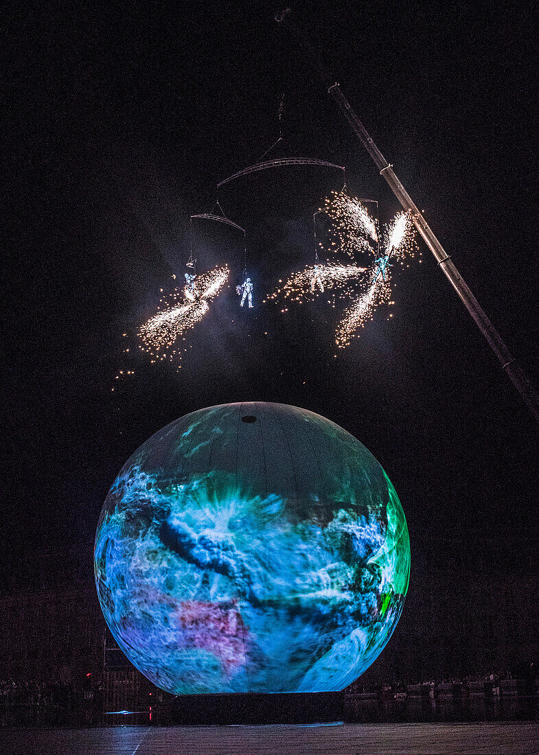 Frankreich,Gironde,Bordeaux,Fête du Fleuve 2019,Pyrotechnikshow "L'echappee Belle" der Groupe F