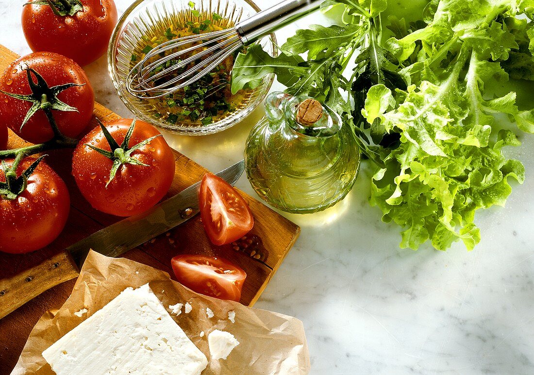 Stillleben Salatzutaten: Tomaten,Schafskäse,Marinade,Öl,Salat