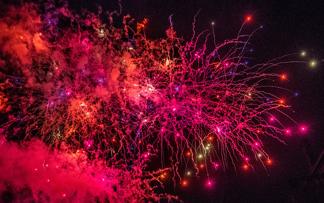 Frankreich,Gironde,Saint Emilion,Feierlichkeiten zum 20. Jahrestag der Eintragung in die UNESCO-Welterbeliste,Pyrotechnik-Show über dem Tour du Roy