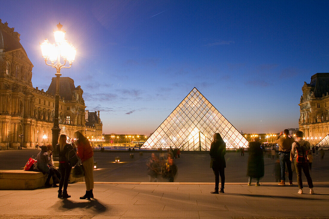 Frankreich,Paris,75,1. Arrondissement,Der Louvre,Cour Napoleon,Pyramide,Winterabend. Obligatorischer Kredit des Architekten Architekten: Ieoh Ming Pei