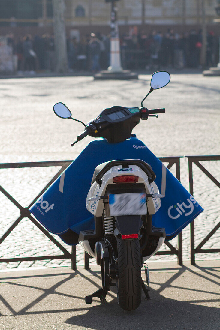 Frankreich,Paris,75,14.Arrondissement,Place Denfert-Rochereau,Scooter Cityscoot,Selbstbedienungs-Elektroroller-Verleih