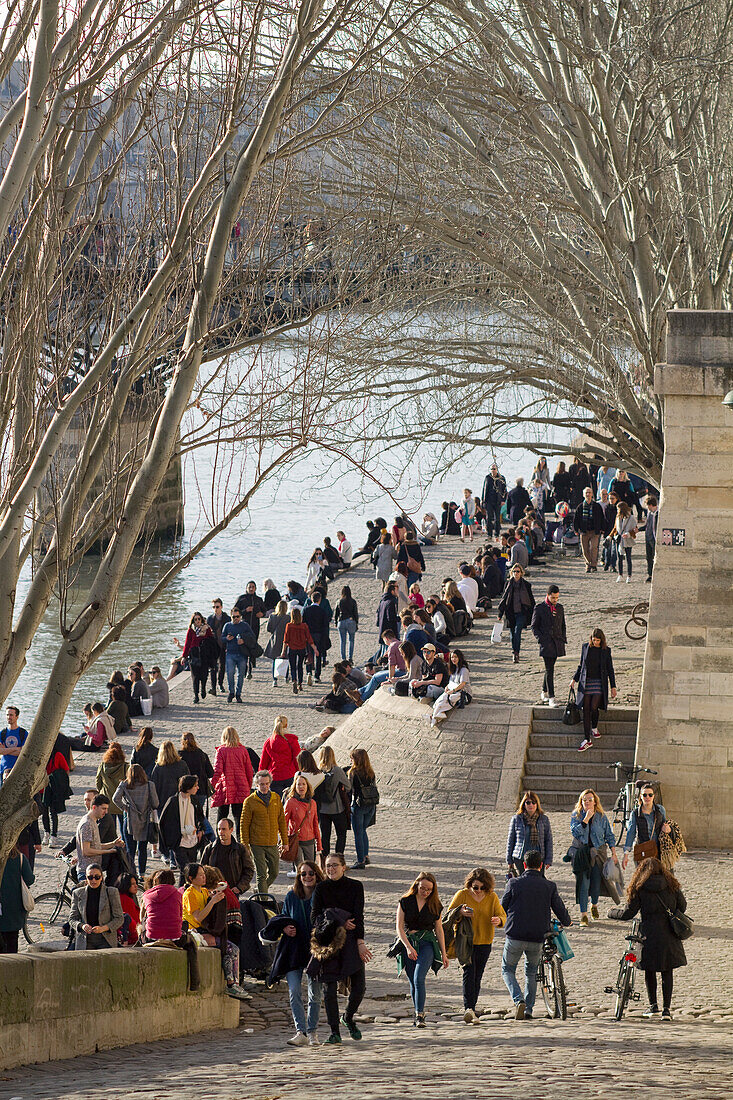 Frankreich,Paris,75,1.Arrondissement,Port du Louvre,Spaziergänger,Winter