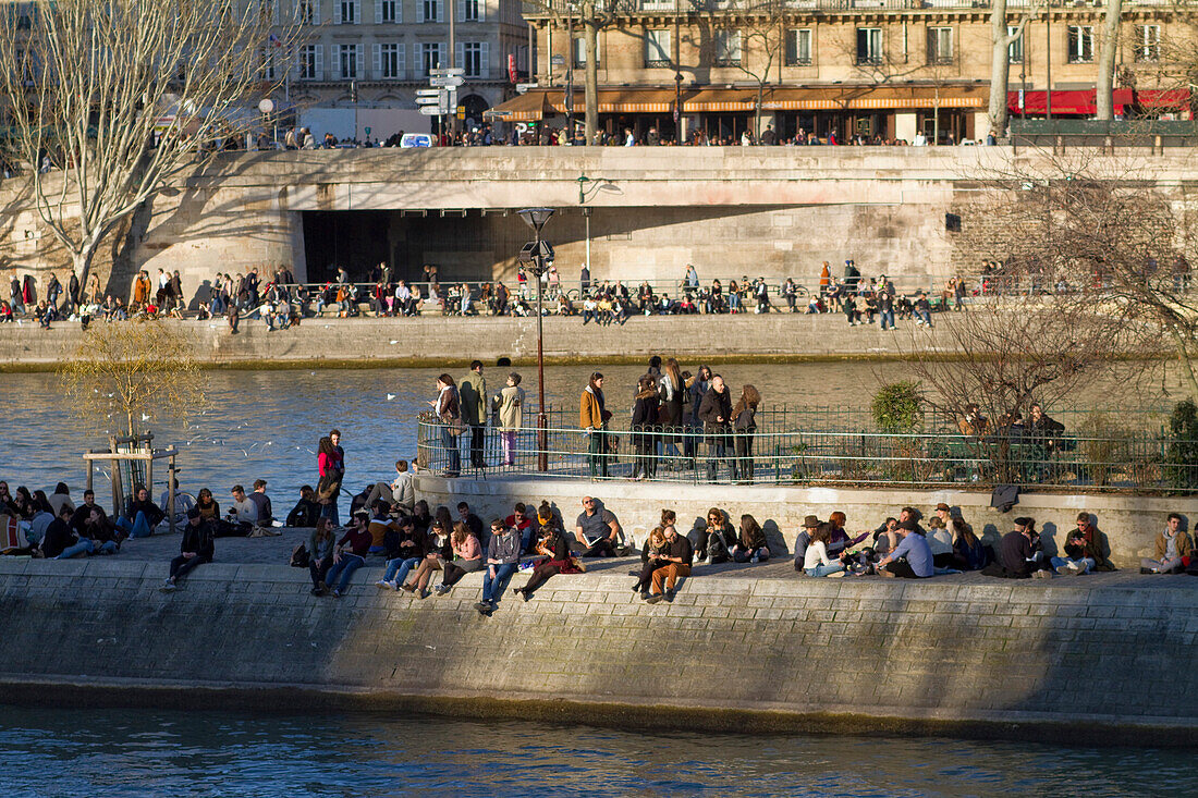 France,Paris,75,1st arrondissement,downstream end of l'Ile de la Cite,strollerrs gathered under the winter sun