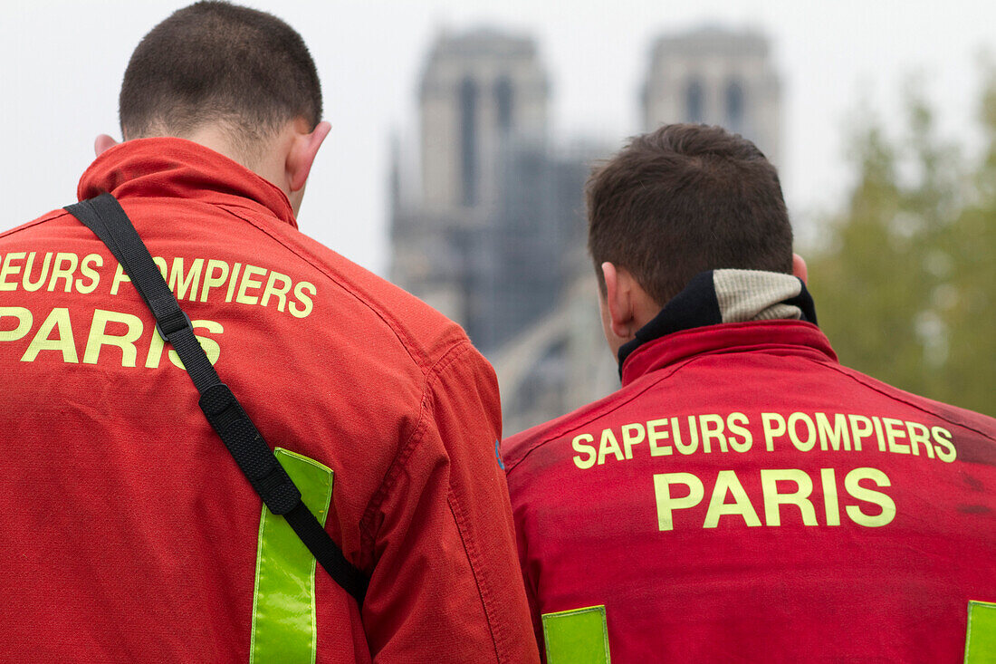 Frankreich,Paris,75,1. Arrondissement,Ile de la Cite,junge Feuerwehrleute vor der Kathedrale Notre-Dame von Paris nach dem Brand,16. April 2019