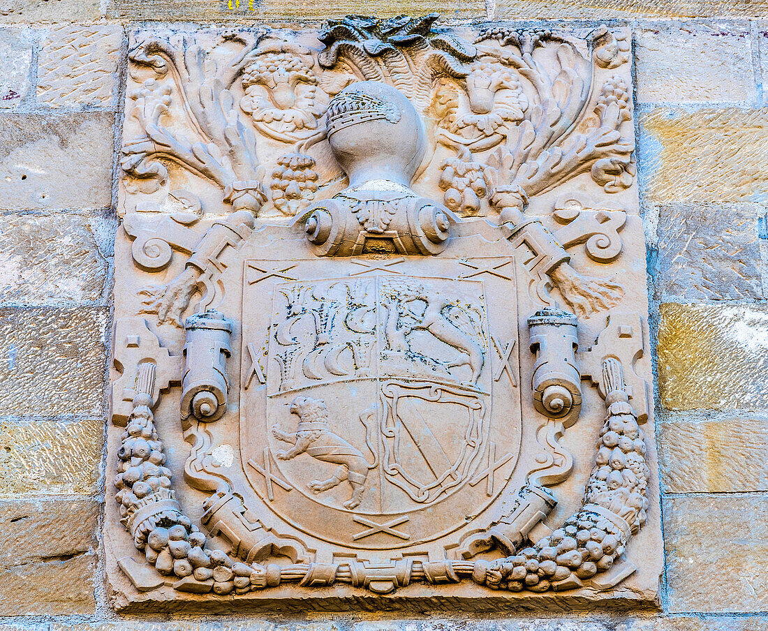 Spanien,Rioja,Mittelalterliches Dorf Briones (Schönstes Dorf Spaniens),Wappen an der Fassade (Jakobsweg)