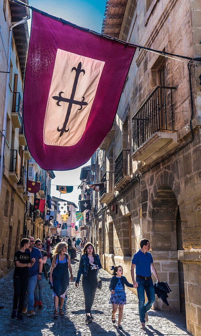 Spanien,Rioja,Mittelalterliche Tage von Briones (Festival von nationalem touristischem Interesse),von Palästen gesäumte Straße (Jakobsweg)