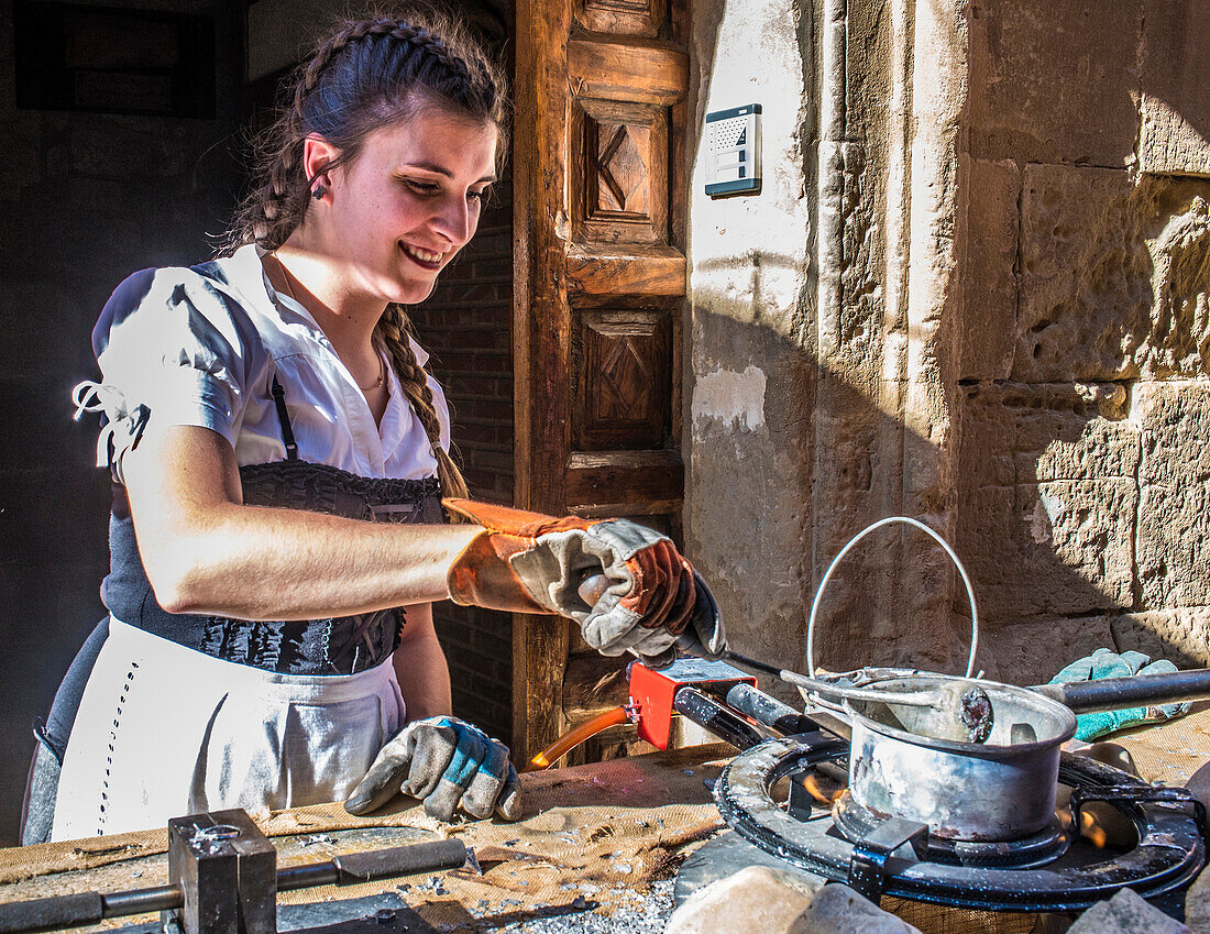 Spanien,Rioja,Mittelalterliche Tage von Briones (Fest von nationalem touristischem Interesse),kostümierte Frau beim Münzprägen