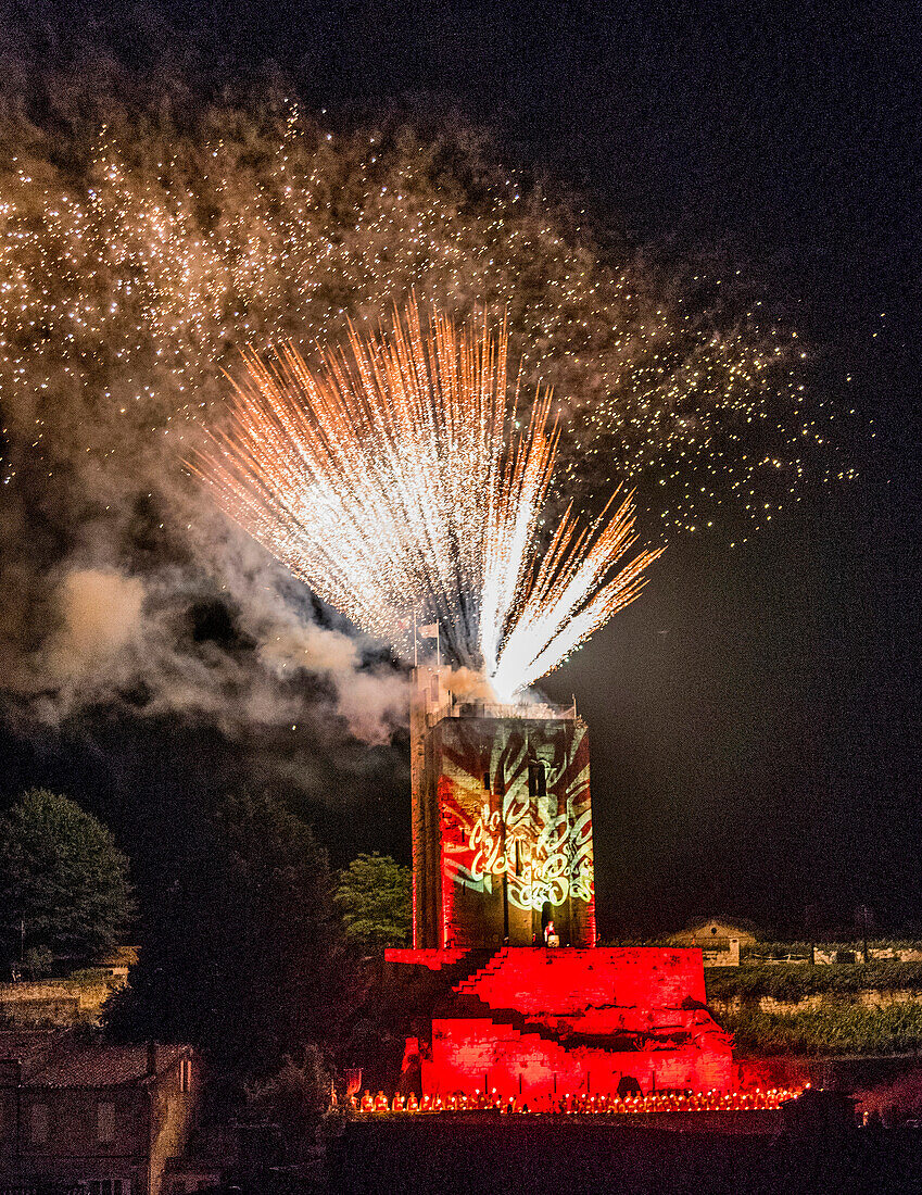 Frankreich,Gironde,Saint Emilion,Feierlichkeiten zum 20. Jahrestag der Eintragung in die UNESCO-Welterbeliste,Pyrotechnik-Show über dem Tour du Roy