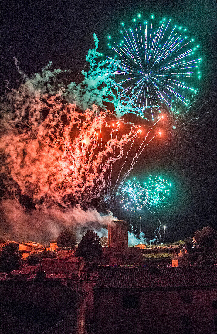 Frankreich,Gironde,Saint Emilion,Feierlichkeiten zum 20. Jahrestag der Eintragung in die UNESCO-Welterbeliste,Pyrotechnik-Show über dem Tour du Roy