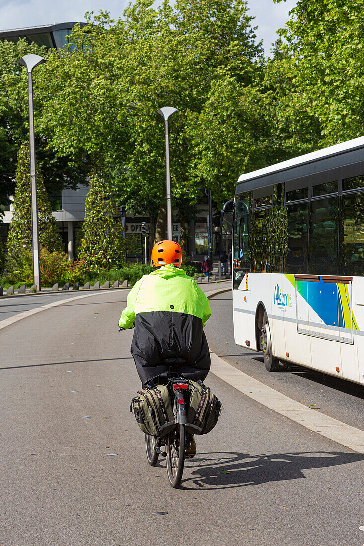 Frankreich,Nantes,44,Cours des 50 Otages,Radfahrer und Bus,Mai 2021.