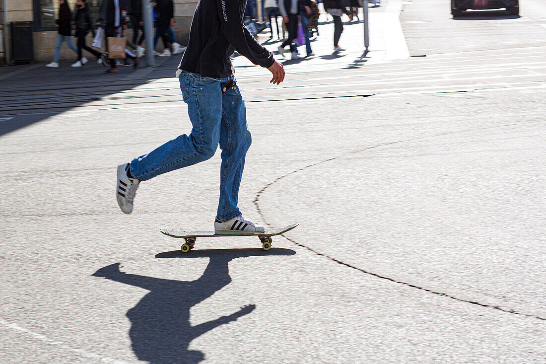 Frankreich,Nantes,44,Mann bewegt sich auf einem Skateboard durch die Stadt.