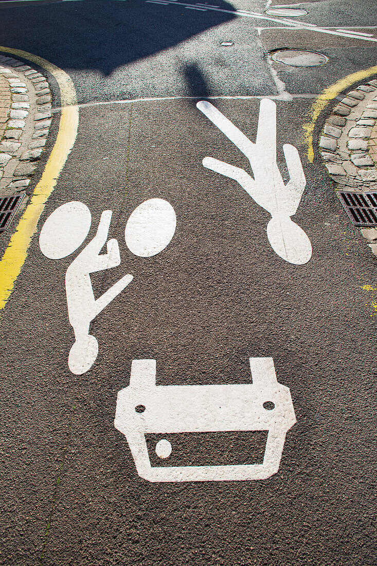 Frankreich,Les Sables d'Olonne,85,Piktogramme sur la voirie symbolisant le partage de la rue entre pietons,cyclistes et automobilistes,mai 2021.