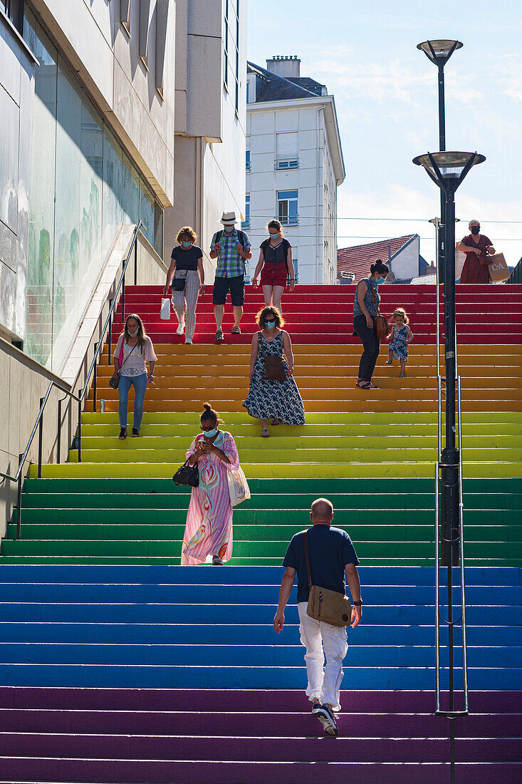 Frankreich,Nantes,44,Treppenhaus in der Rue Beaurepaire,in Regenbogenfarben bemalt,Emblem der LGBT-Bewegung,Juni 2021.