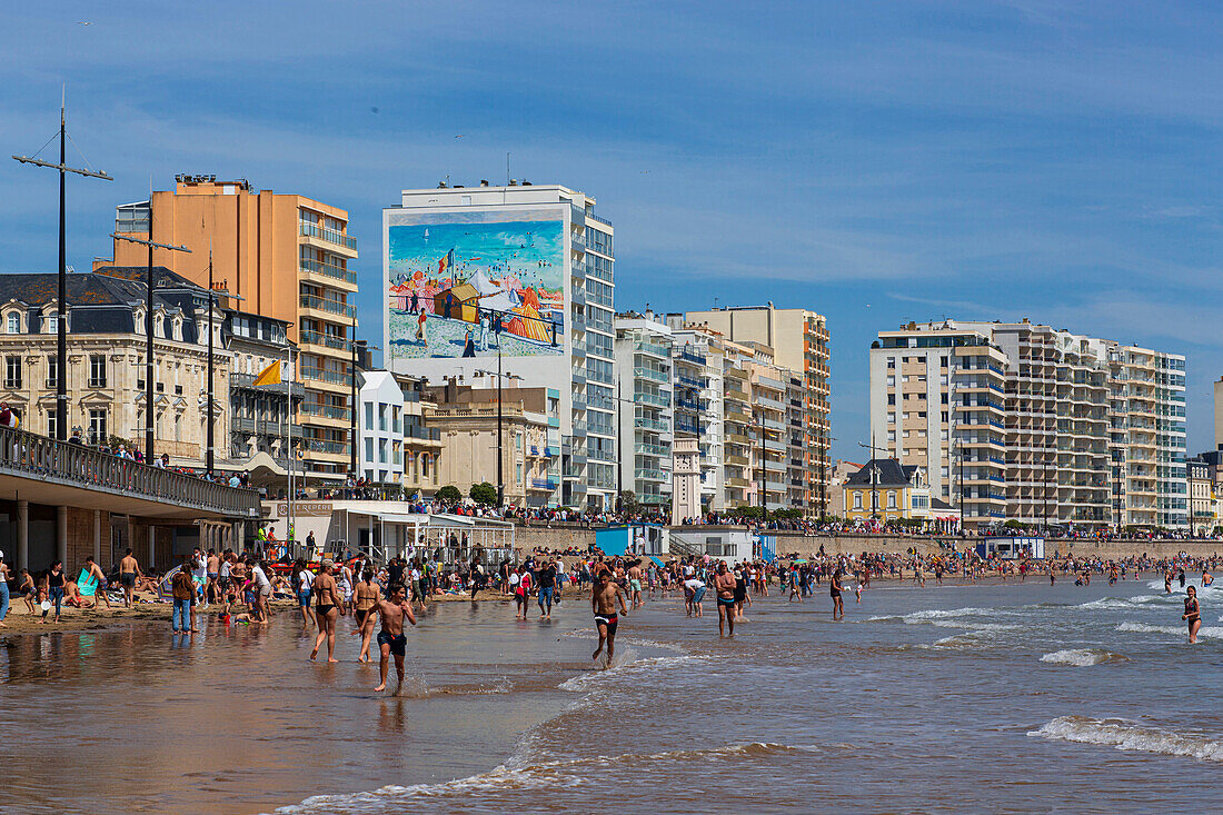 France,Les Sables d'Olonne,85,the big beach,with a wall painting on a building of the Remblai representing a painting by Albert Marquet,"Summer,the beach of Sables d'Olonne". creator: Citecreation,May 2021.