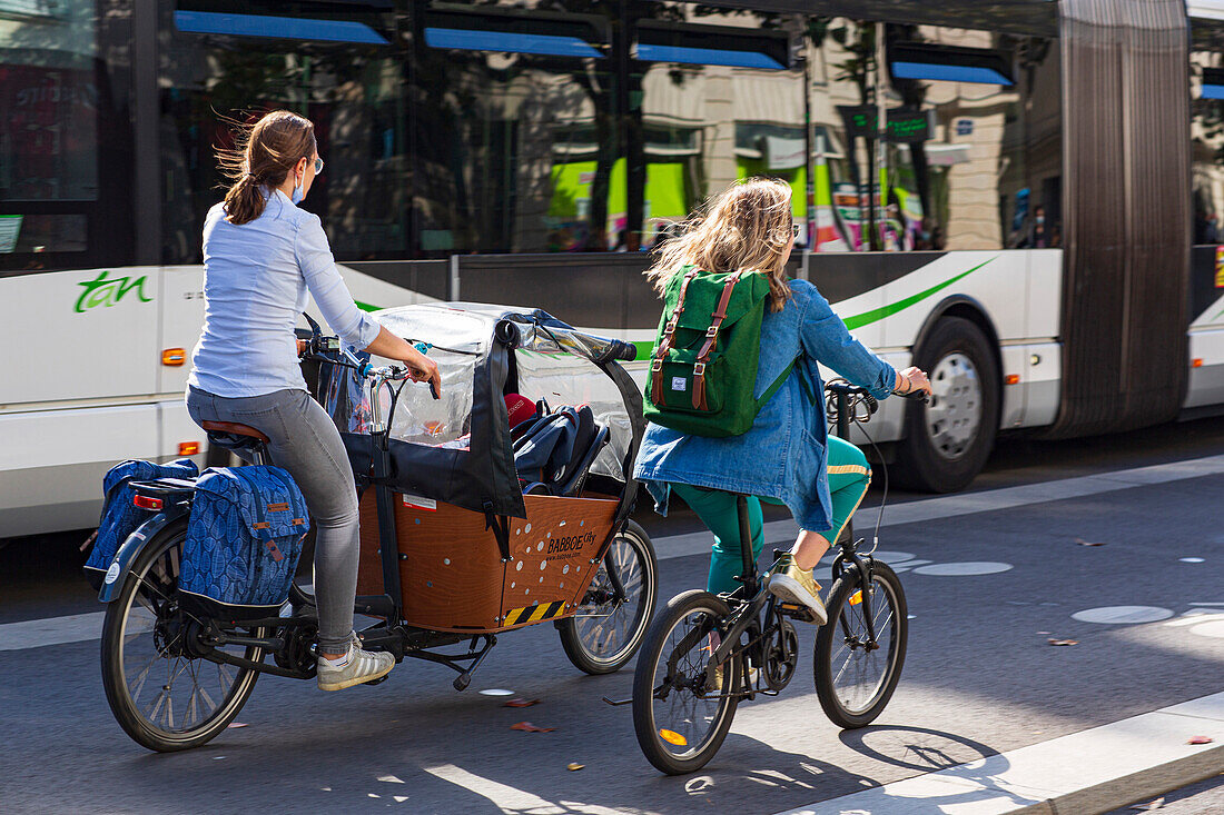 139 / 5000  Resultats de traduction  France,Nantes,44,Cours des 50 Otages,bicycle traffic. Left: a mother riding an electric cargo bike,June 2021.