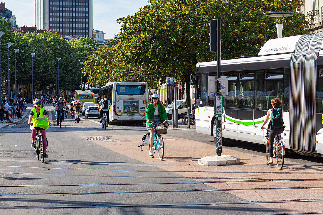 France,Nantes,44,Cours des 50 Otages,bicycle traffic,June 2021.